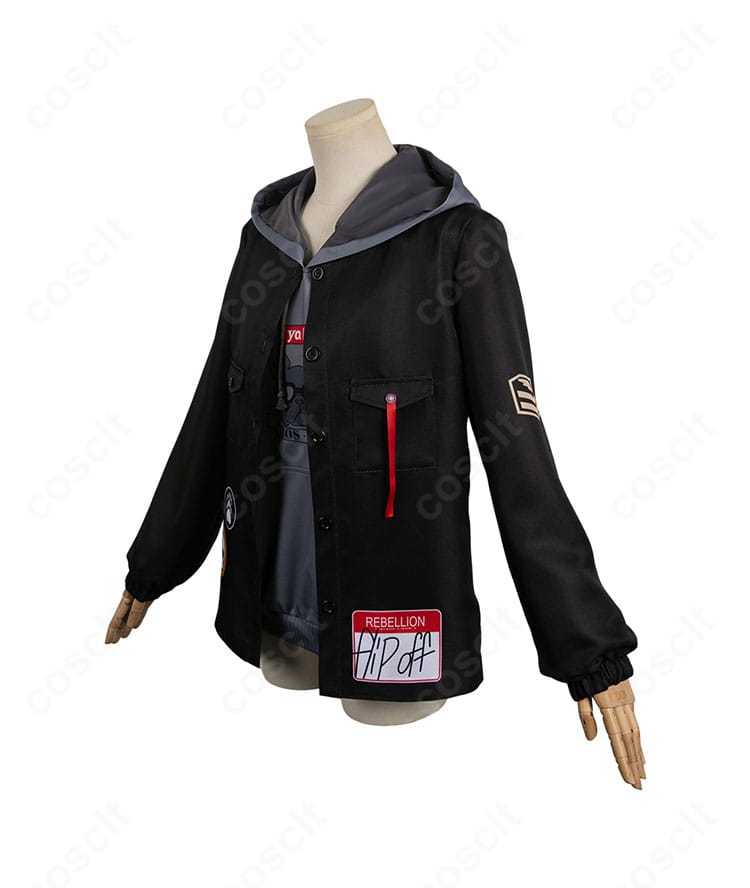 コスプレ衣装の側面ディテール。コートのラインとパーカーの重なりを確認できる構図。