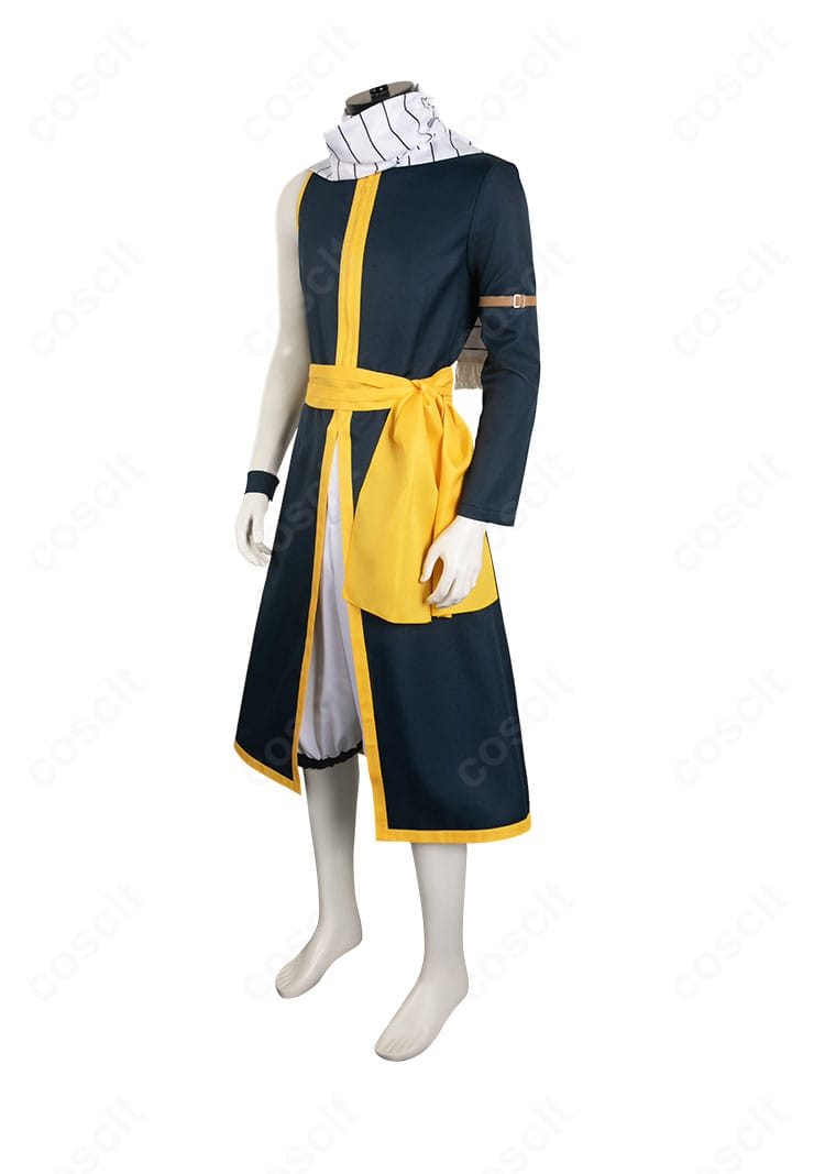 ナツ・ドラグニルのコスプレ衣装 側面。コートのライン、袖口、帯のフィット感が確認できる角度。