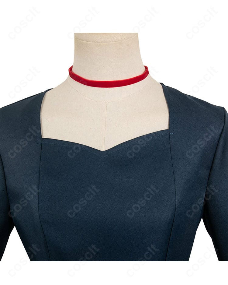 ダンジョン飯 マルシル 魔術学校時代コスプレの襟元ディテール。刺繍風装飾と生地の質感、端正な仕立てが分かるクローズアップ。