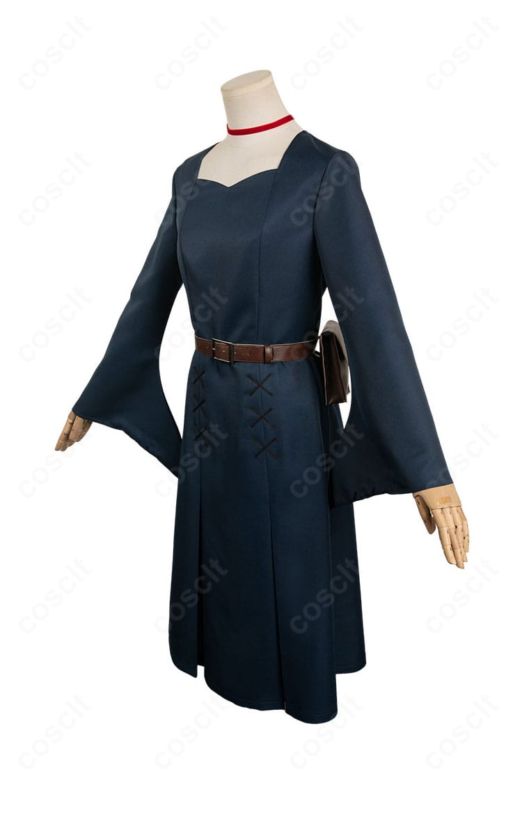 ダンジョン飯 マルシル 魔術学校時代コスプレの側面ビュー。スカートの広がりとベルト・ポーチ位置などディテールが分かる画像。