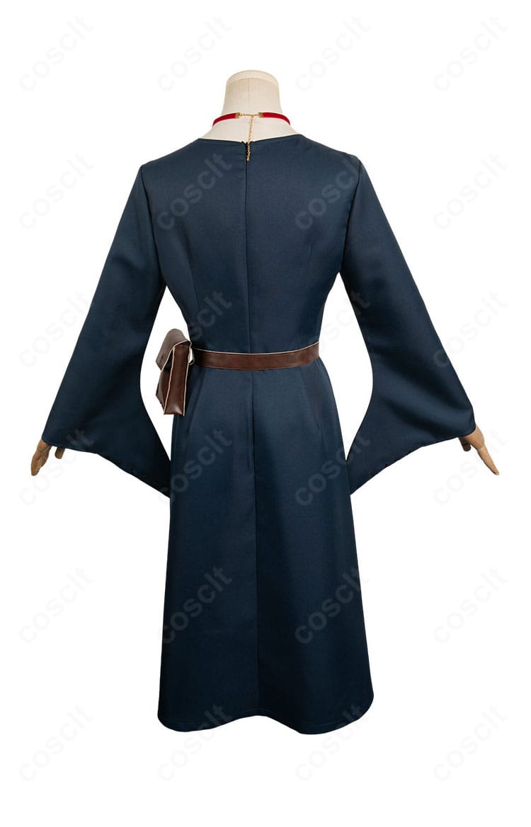 ダンジョン飯 マルシル 魔術学校時代コスプレの背面。後ろ開き仕様とヘムラインの流れ、バックスタイルの美しさが伝わる画像。