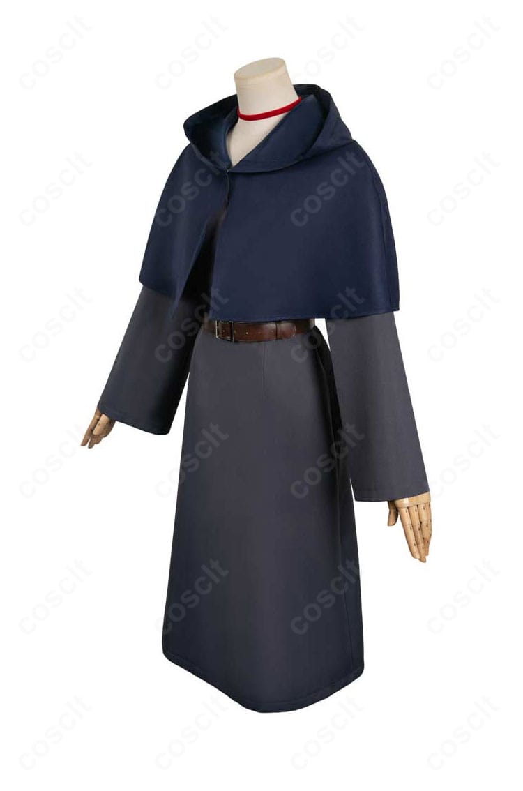 ダンジョン飯 ファリン・トーデン コスプレ衣装の右側面。マントの落ち感とワンピースのライン、ベルト位置のバランスを強調。