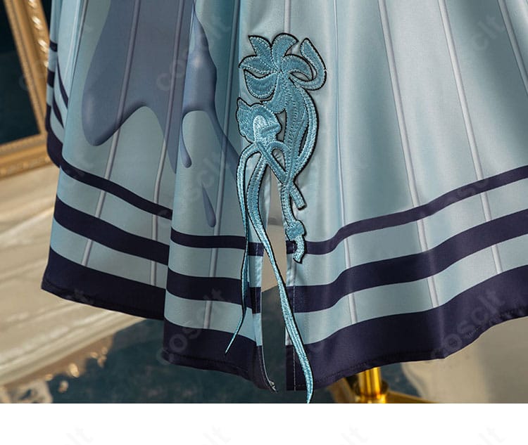 スカート裾の装飾とドレープ感。動きに合わせて映えるハリ感を強調