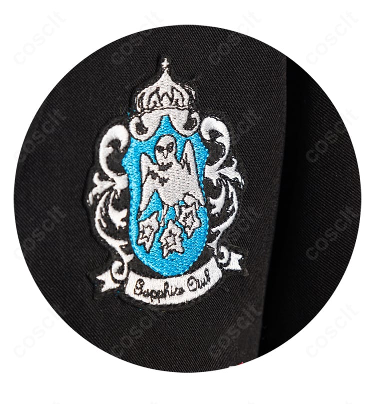 襟元のアイコン装飾ディテール。ロレンスらしさを象徴するモチーフの質感と立体感を再現。