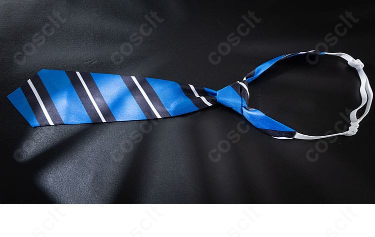 ネクタイ先端の意匠ディテール。高級感ある生地感でキャラクターらしさを強調。