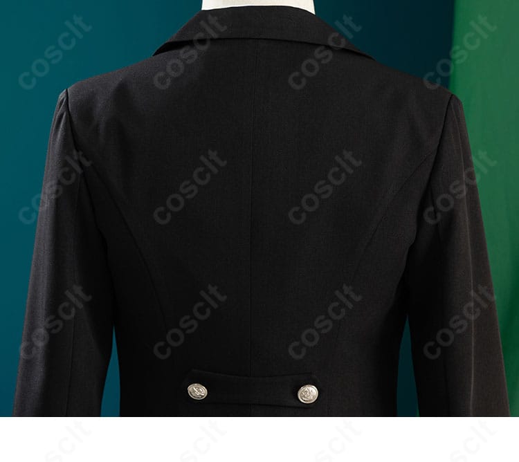 背面装飾のアップ。切り替えラインとベント周りの丁寧な縫製が見える一枚。