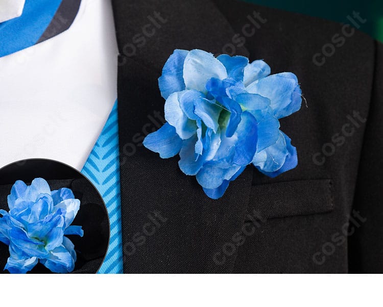 襟元ブルーフラワー風モチーフのクローズアップ。深みのある青色と上品な縁取りがポイント。