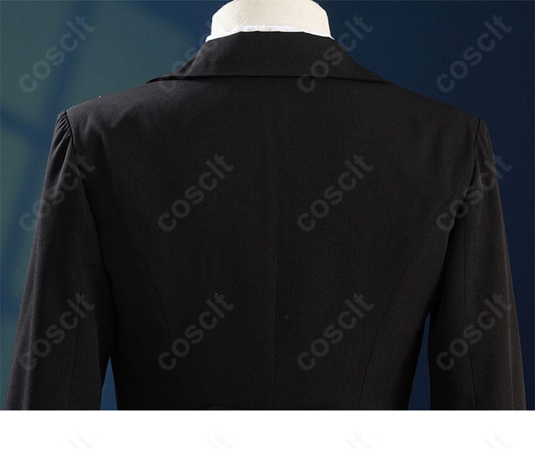 背面飾りのディテールを拡大、チェーンやボタンの再現度を示すカット