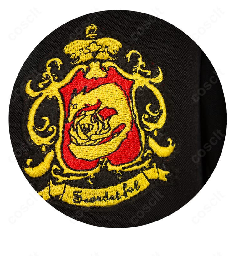 胸元の飾り紋章風モチーフを接写したカット、黒執事エドガー制服の象徴的ディテール