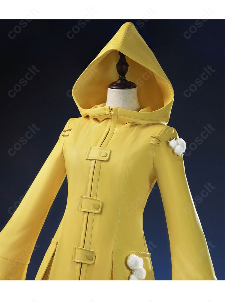 シックス衣装の装飾ディテール近接。ステッチやパーツ配置など精緻な仕上がりを強調。