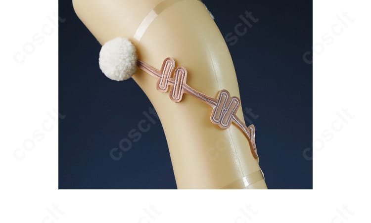 付属アクセサリーの細部。質感と固定方法の一例を示し、コーディネートの参考に。