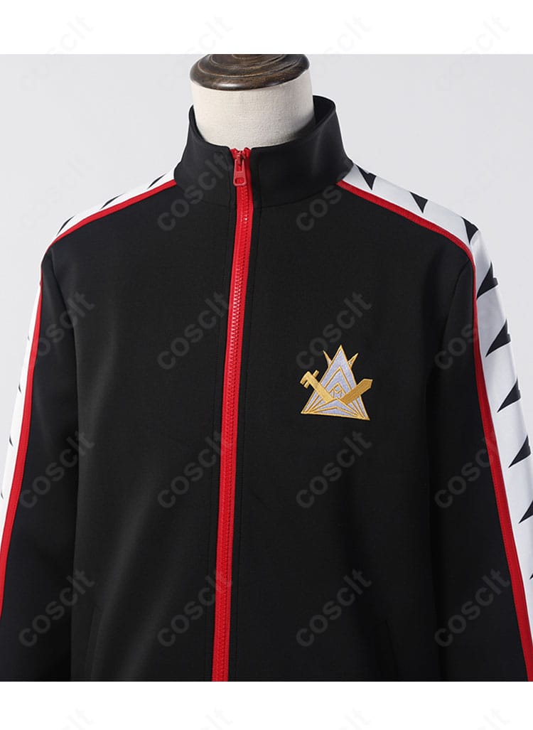 ジャージ前面装飾のクローズアップ。刺繍やパッチの質感と細部の縫製ディテールが確認できる画像。