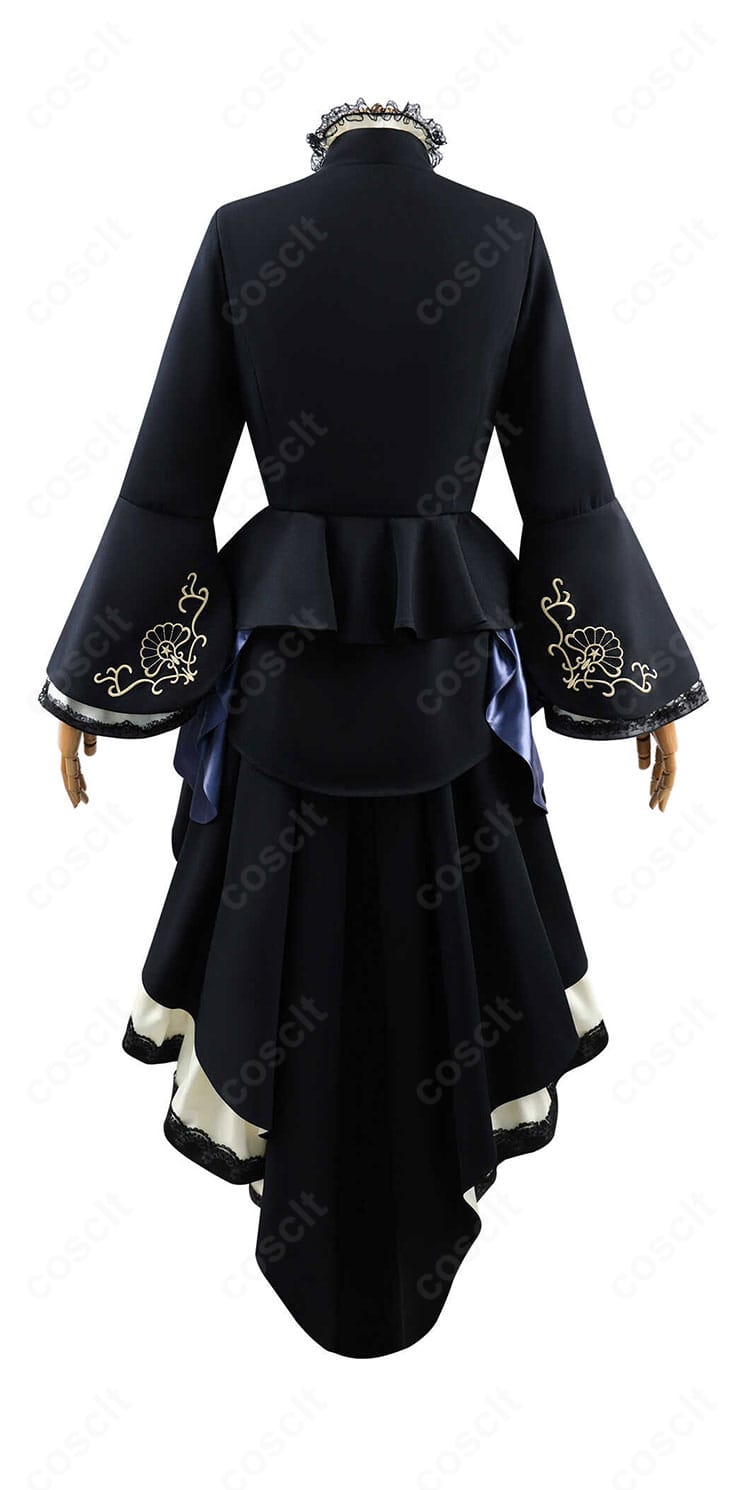 黒執事 シエルのコスプレ衣装 背面。装飾モチーフと裾のラインが美しい華やかなバックスタイル。