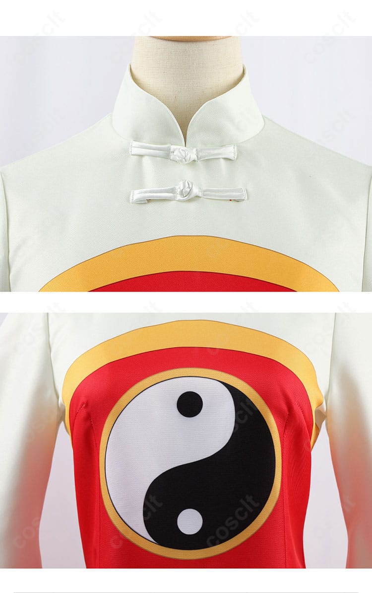 襟元・胸元の太極模様装飾ディテール。精巧な刺繍とパイピングの質感をクローズアップ。