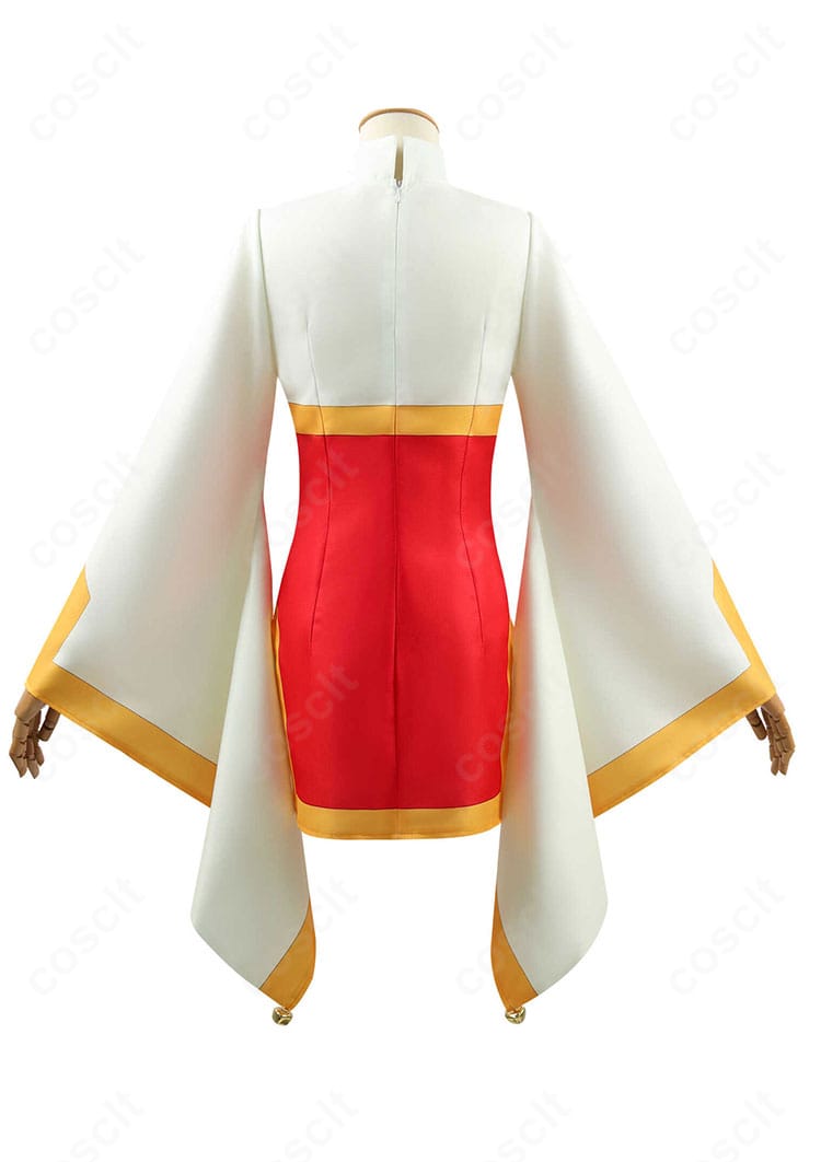 李苺鈴 コスプレ衣装の背面。背面の裁ち位置と装飾の配置、シルエットの落ち感が見える。