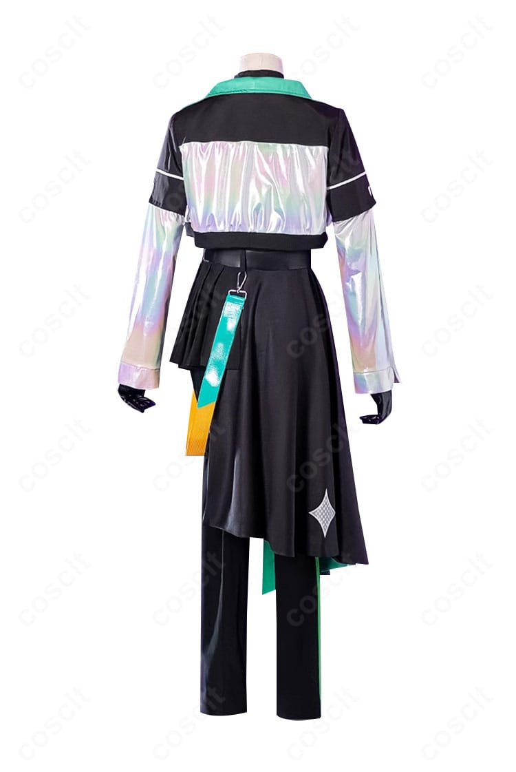 草薙寧々コスの背面。コートの背面カッティングと腰部ディテール、シルエットを確認できるビュー。