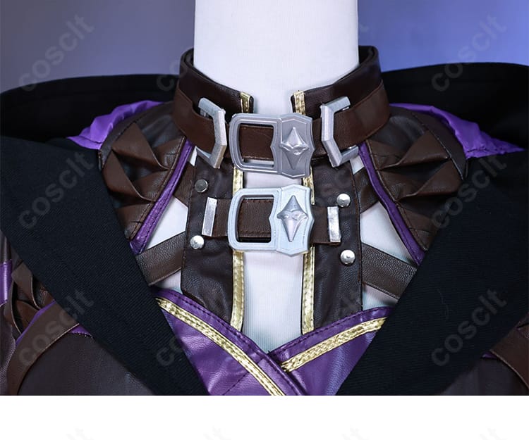 戦闘服の襟元・領口装飾のクローズアップ。精緻なステッチと装飾パーツで高い再現度を示す恋と深空コスプレ。