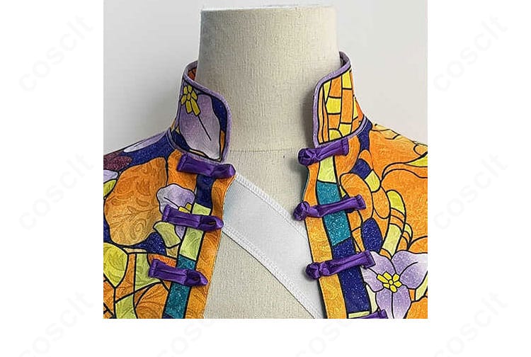 襟元（领口）装飾ディテール。襟周りの精緻な刺繍と縁取りを強調した接写。