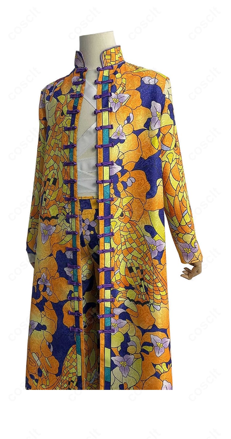 三ツ谷隆 コスプレ衣装の左側面。袖口から裾にかけてのラインと装飾の仕上がりを示す。