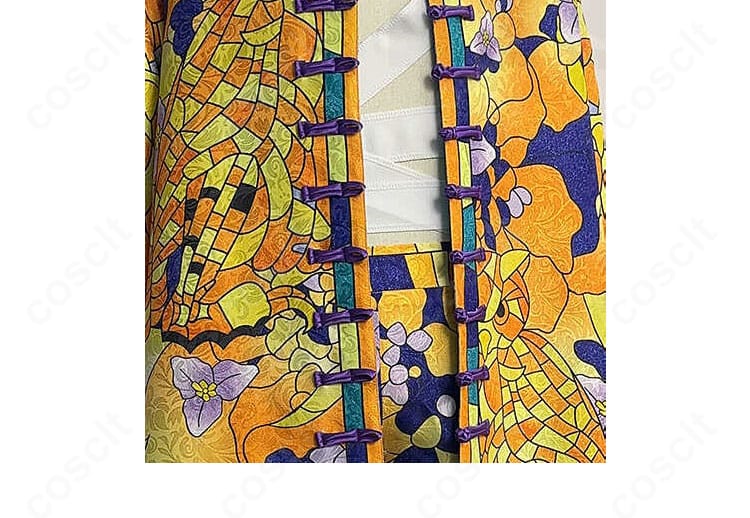 前立て（门襟）装飾ディテール。ボタン位置と刺繍配置、前合わせの仕立ての良さが分かる。