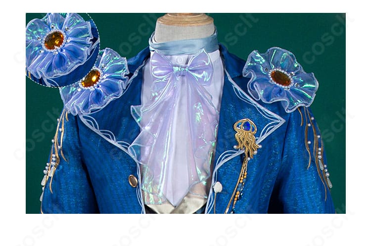 全体装飾の寄り。胸元〜腰の金具と装飾ベルト、コートの意匠をまとめて確認できる画像