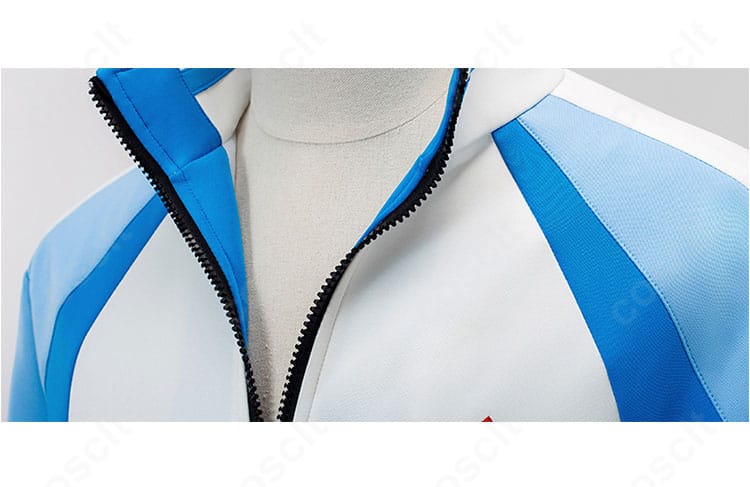 Free! 岩鳶高校水泳部ジャージ 襟元ディテール。スタンドカラーとフロントジップの仕立てが見える接写