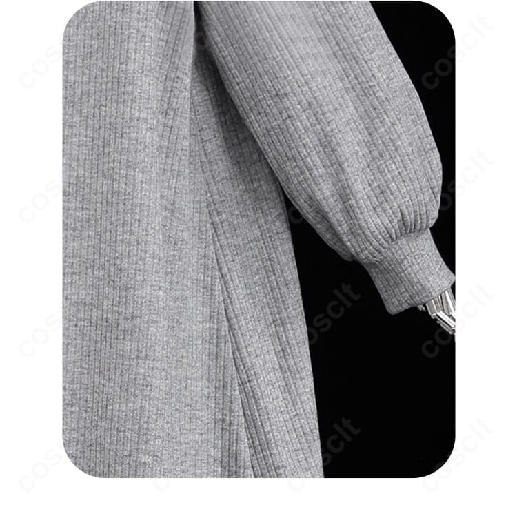 袖口の装飾ディテール。ステッチワークと装飾パーツの質感を確認できるクローズアップ。