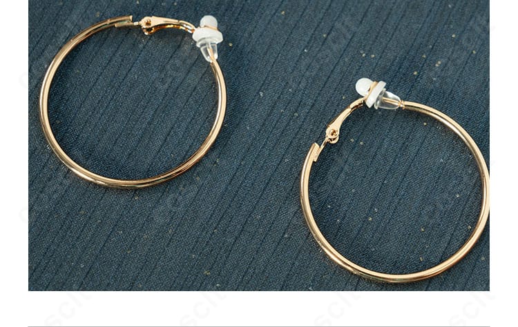 パンティ衣装付属のネックレス クローズアップ。高級感のある輝きでコーデを引き締める。