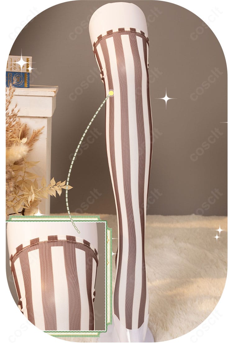 レッグソックスの装飾詳細。足元のリボンと編み上げ風デザインで統一感を演出。