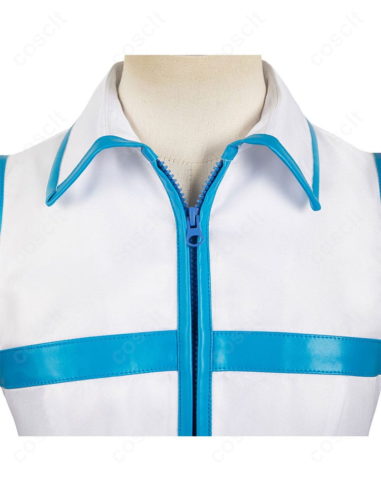 衿元の刺繍と装飾ディテール。近距離撮影でも映える精緻な仕上がり。