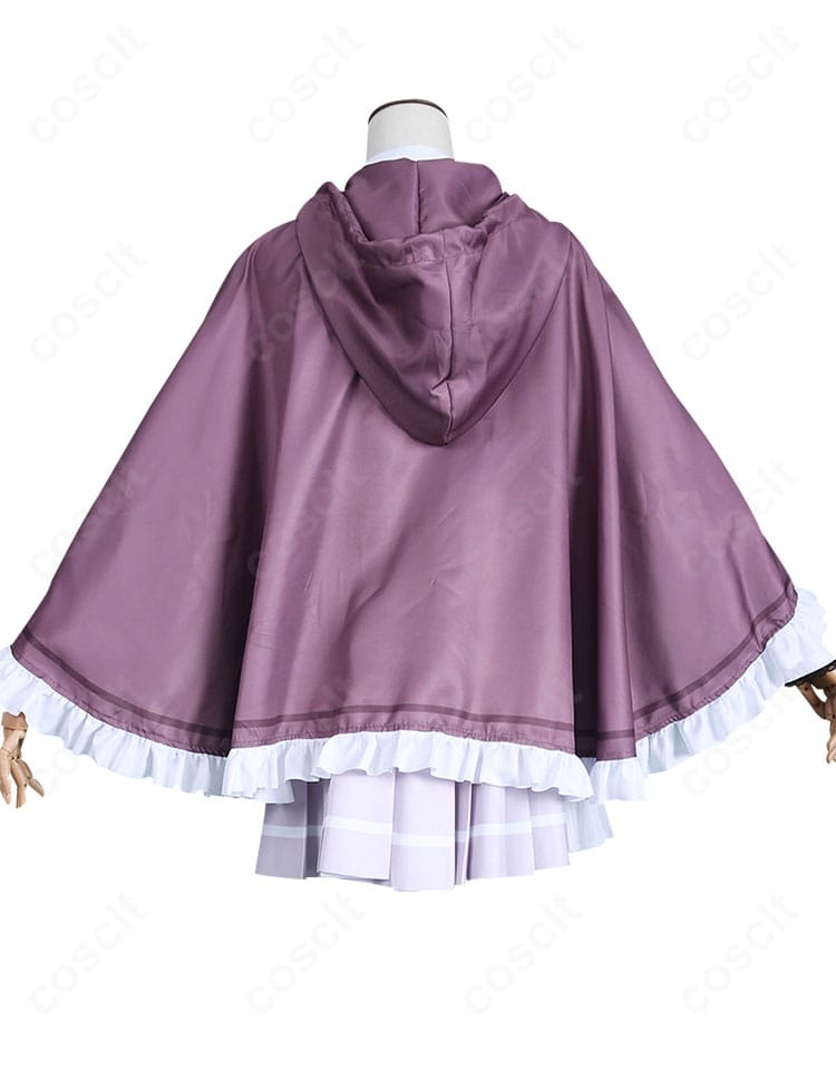 背面全身。マントの広がりと背中のライン、シャツの後ろ身頃のデザインを捉えたカット。