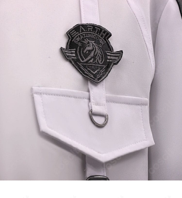 左胸ロゴのクローズアップ。Evol特殊部隊の象徴を精密加工で再現。