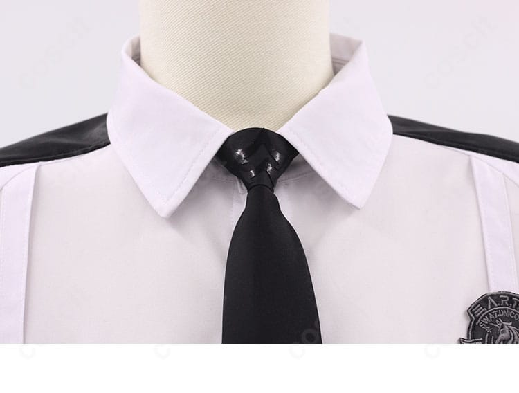 ネクタイの装飾アップ。芯地入りで形が崩れにくく、精巧な意匠が胸元の存在感を高める。