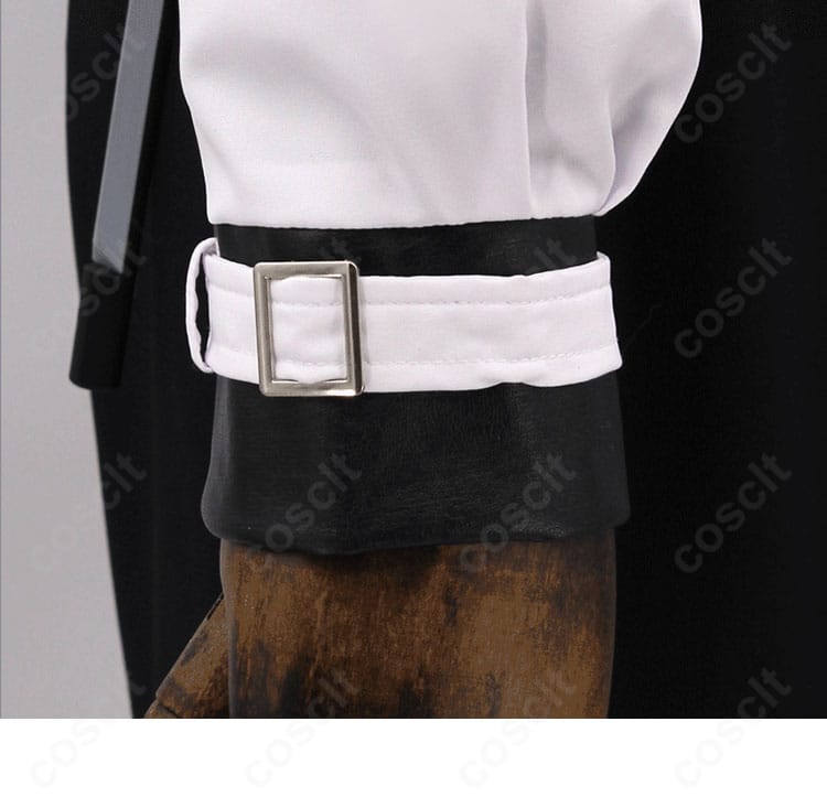 袖口の縫製と意匠。精密なステッチで手元まで引き締まった印象に。