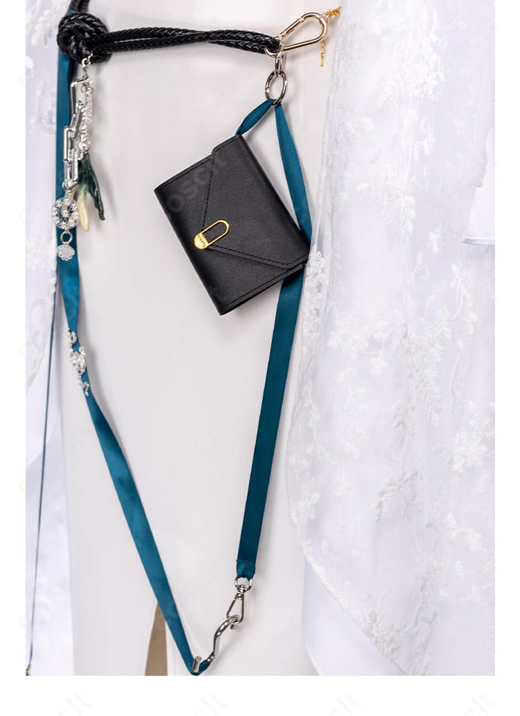 腰回りの装飾ディテール。ベルト位置と飾りのバランス。