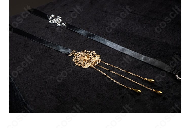 腰間アクセサリーの部分ディテール。接続金具と質感のアップ。