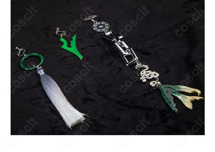 腰間アクセサリーの全体像。チェーンとポーチの配置が確認できる。