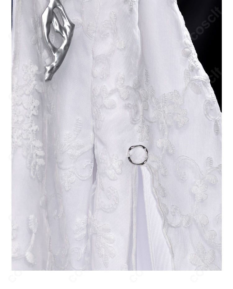 前胸の衣襟と袖口の装飾ディテール。ステッチとパーツ配置が分かる。