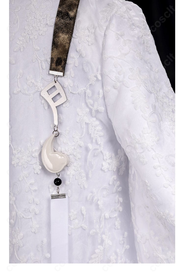 右肩帯装飾の背面ディテール。背中側への回り込みと接続部の見え方。