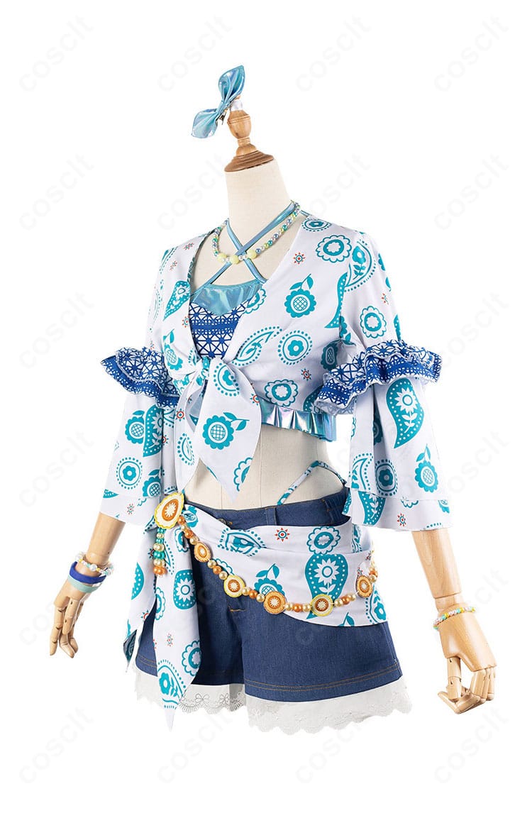 衣装左側の全体バランス。ショートパンツと腰布のレイヤードが分かる角度