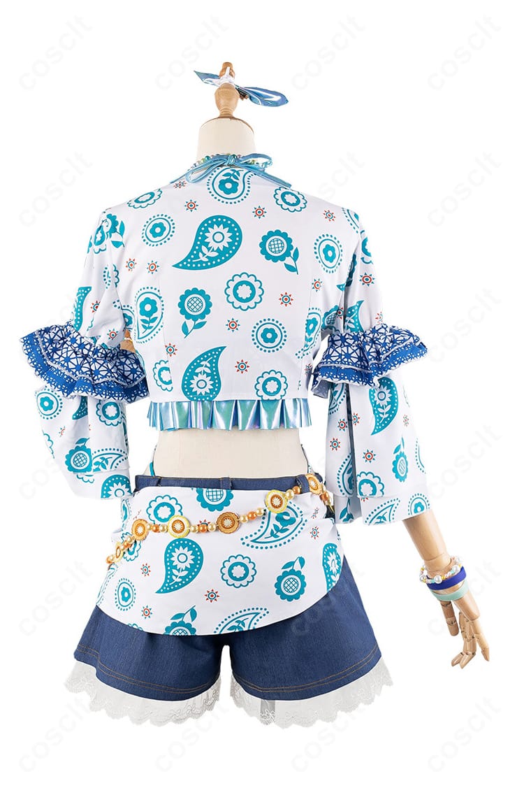 背面デザインの全景。夏めきペイン衣装の後ろ姿とシルエットの落ち感を表示