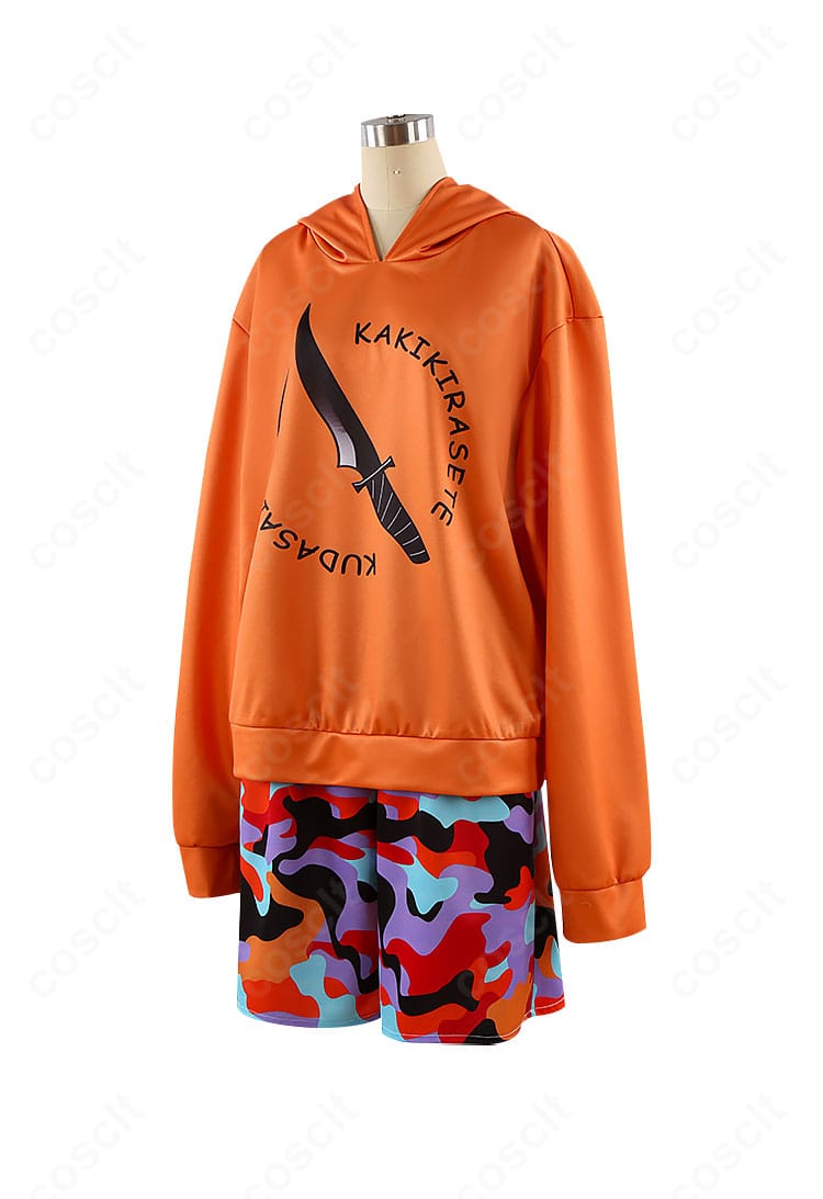 側面全景：サイドから見たセットアップ。肩線の落ち具合、袖口の処理、半ズボンの丈感とシルエットが分かる角度。