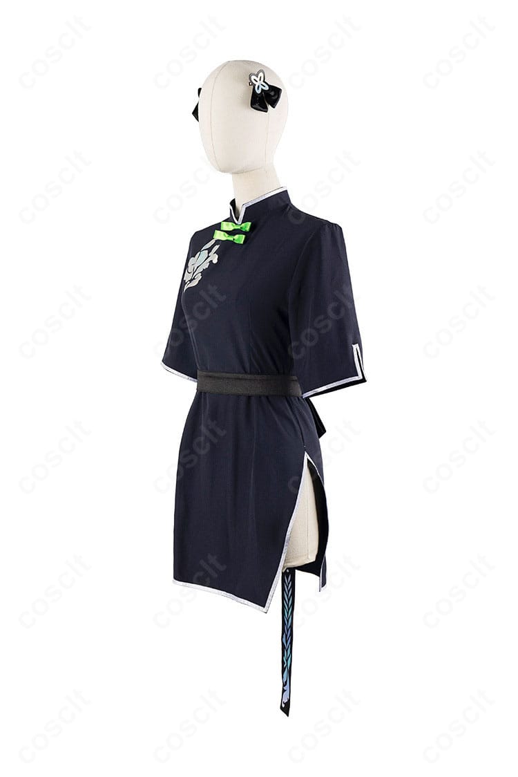 春原シュン(幼女)衣装の左側面。Aラインシルエットと裾の広がりを確認