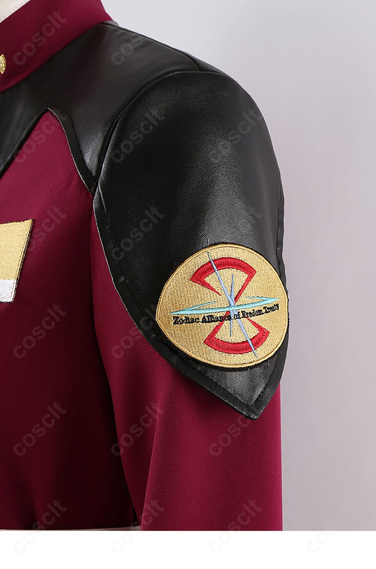 肩部分のエンブレム刺繍アップ。キャラクターを象徴するアイコンを精細に再現。