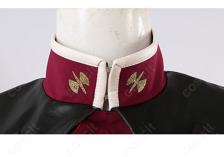 襟元ディテールのクローズアップ。精巧な刺繍と装飾パーツでレッドコートの質感を表現。