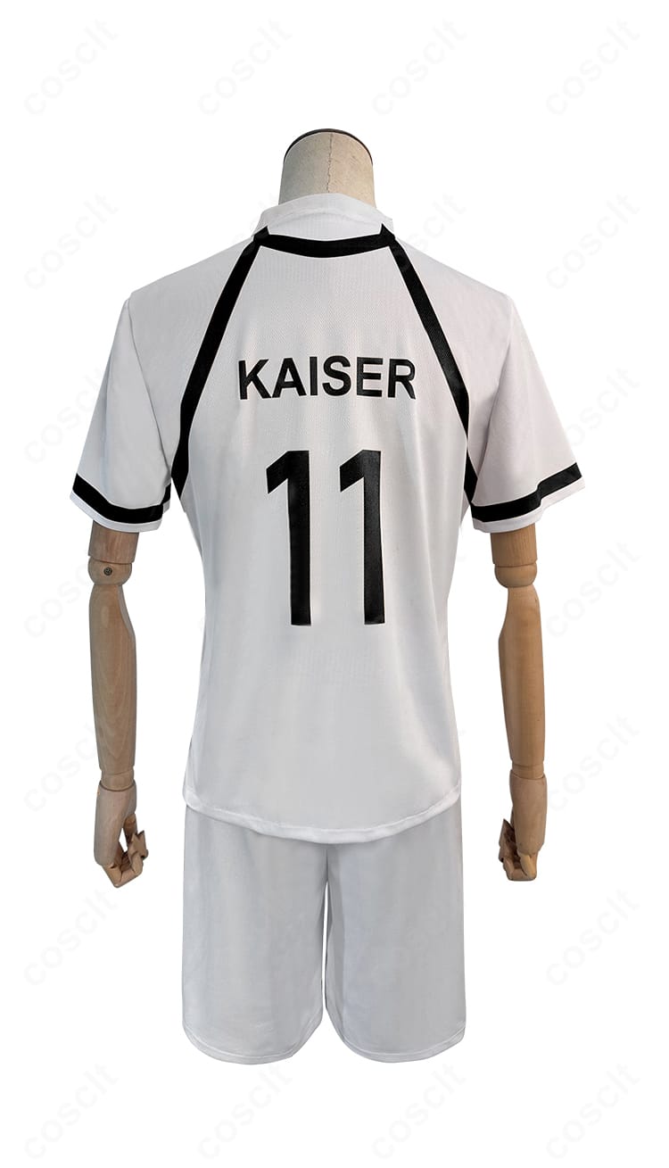 ブルーロック ミヒャエル・カイザーのユニフォームコスプレ衣装・背面。はだけにくい設計と整ったシルエットで、背面のラインもきれいに見える仕様です。