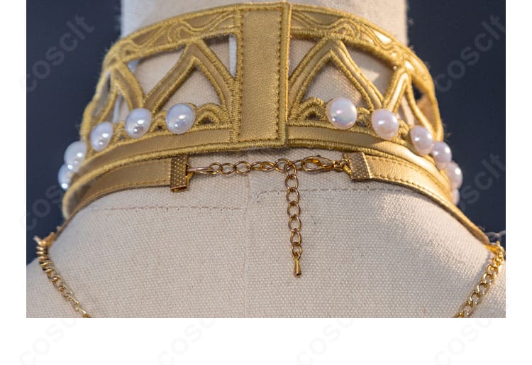 首飾りの細部と質感、全体コーデのアクセントになる豪華な意匠