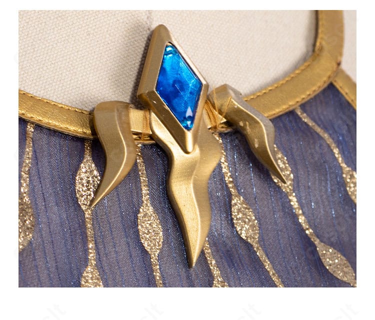 襟元の装飾ディテールと特徴的な意匠を捉えたクローズアップ