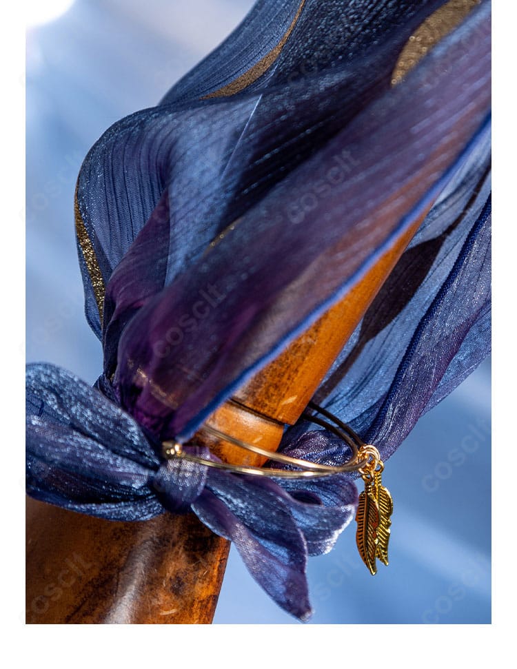 袖口の装飾ディテールと光沢感で華やかさを演出するカット