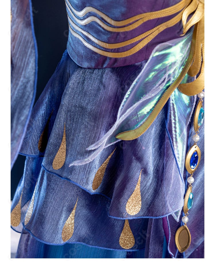 襟飾りの近接カット。精緻なデザインと縁取りの作りを確認できる画像